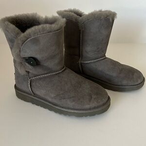 Ugg Bailey Suede Round Toe Grey Pull on Style Side Button Boot Bootie Size 4